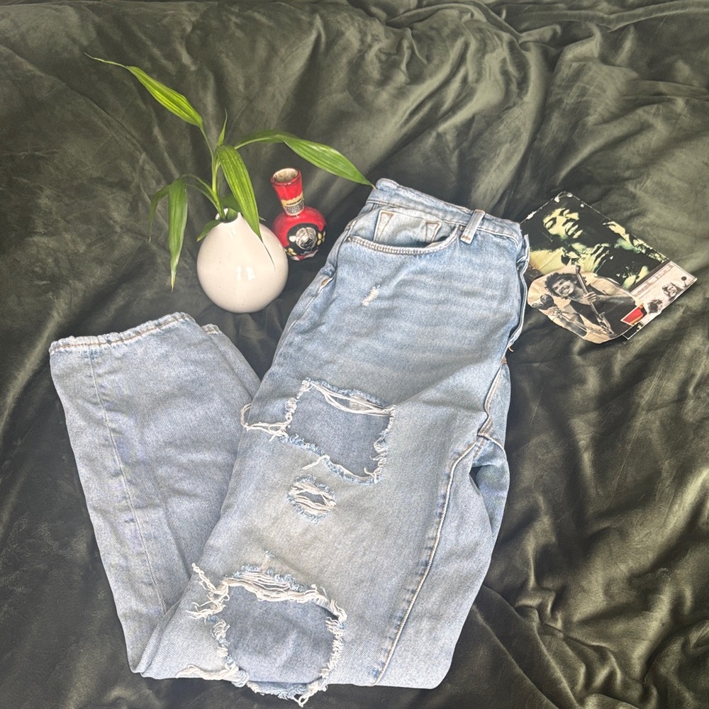 BDG Light Blue Distressed high rise Boyfriend Jeans size 28